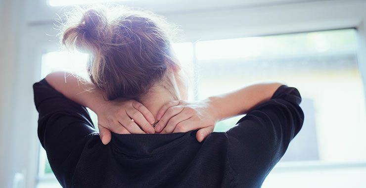 Afbeelding met handen in nek