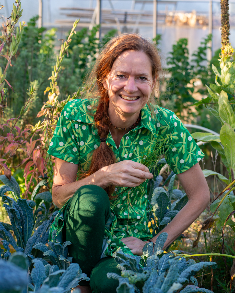 Maartje in de moestuin met palmkool