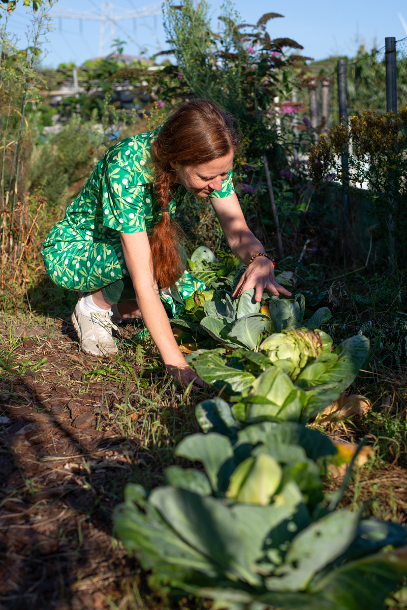 Maartje in de moestuin aan het werk